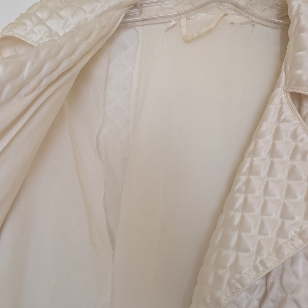 Elegant Cream Quilted Robe - Picture 7 of 10